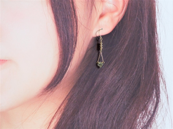 [K18]未加熱的藍寶石耳環（石灰綠色）耳環更改費用* 9月的誕生石 第4張的照片