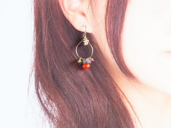 橙色紅玉髓和金屬葉子枝形吊燈耳環 第4張的照片