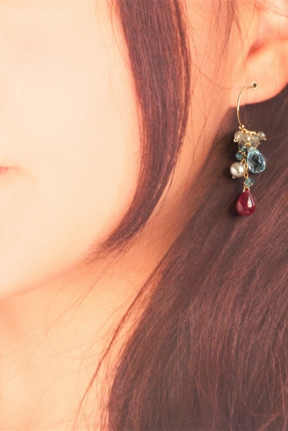 紅色和藍色不對稱耳環的最高等級紅寶石和天藍色托帕石（耳環多變） 第9張的照片