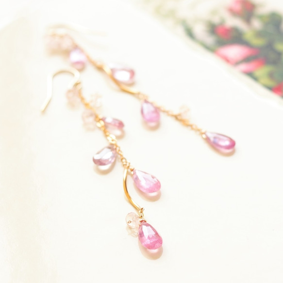 香る春、舞い散る花びらのアシンメトリーロングピアス*ピンク 