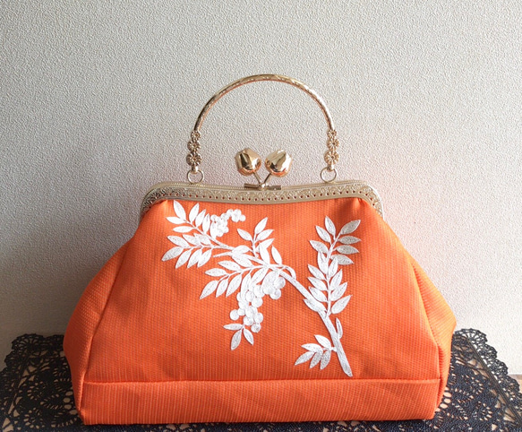 がまぐちバッグ・花のつぼみ口金 絽の帯地刺繍バッグ 1枚目の画像