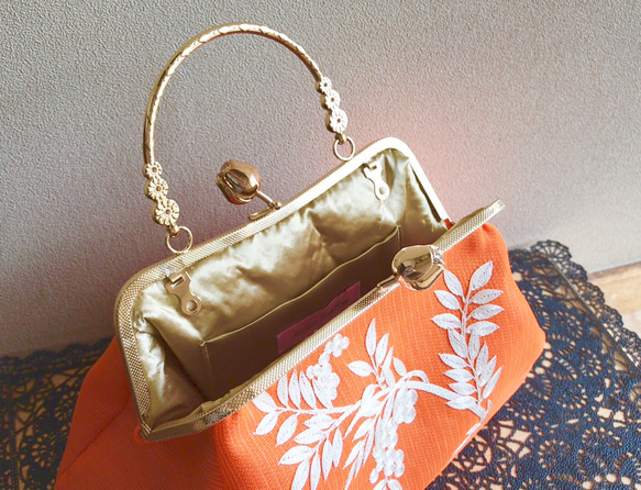がまぐちバッグ・花のつぼみ口金 絽の帯地刺繍バッグ 3枚目の画像