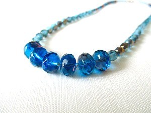 ぽっちゃりさんにアンティークブルーガラスネックレス