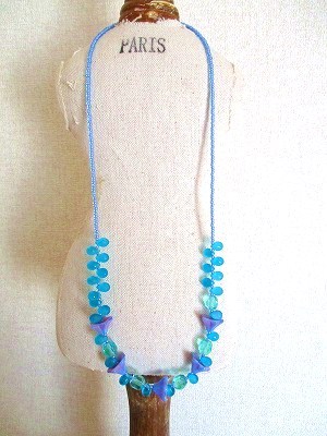 ぽっちゃりさんに 青い雫＆お花のさわやかネックレス