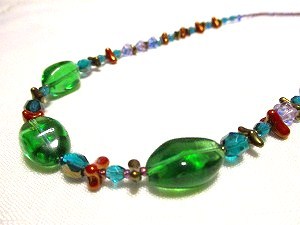 ぽっちゃりさんに ヨーロッパアンティークグリーンガラスネックレス