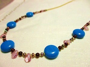 ぽっちゃりさんに　ヨーロッパ　アンティークブルーガラスネックレス①