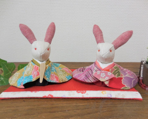 もも　おばあちゃんのハンドメイド　ペアのアンティーク着物うさぎ人形　雛人形 縮緬細工 うさぎ雛人形振袖ハンドメイド リメイク