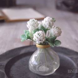 ◆粘土のお花◆　ミニサイズ！　シロツメクサ　アンティーク　ホラリング・フラットボトル …　S449 6枚目の画像