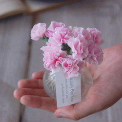 ◆粘土のお花◆　ミニカーネーションを小さなホラリング・フラットボトルに飾って・・・Ⅰ506 1枚目の画像