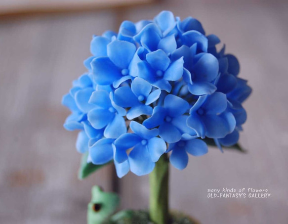 カエルさんが紫陽花で雨宿り♪・・・ブルー　高さ約12センチ　A523 3枚目の画像