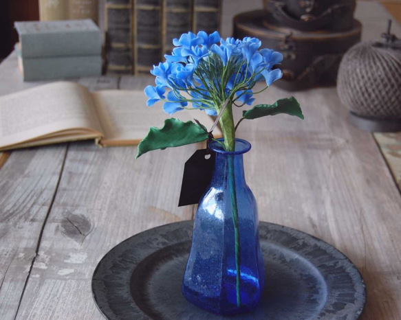 八重咲きガクアジサイをブルーガラスボトルに飾って・・・ブルー　サイズ約24センチ　A529 6枚目の画像