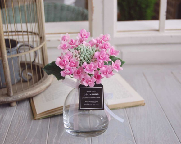 ◆粘土のお花◆　八重咲きガクアジサイをシンプルガラスボトルに飾って・・・ピンク　高さ約19センチ　A528 9枚目の画像