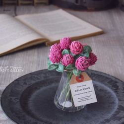 ◆粘土のお花◆  ミニボトル♪　【アカツメクサ】をオルリムドレーププチベースに飾って　赤紫 …　A546 2枚目の画像
