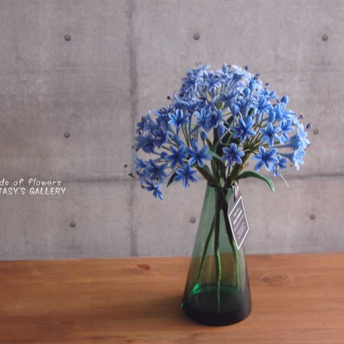 ◇粘土のお花◇ アガパンサスをシンプルグリーンガラスボトルに飾って