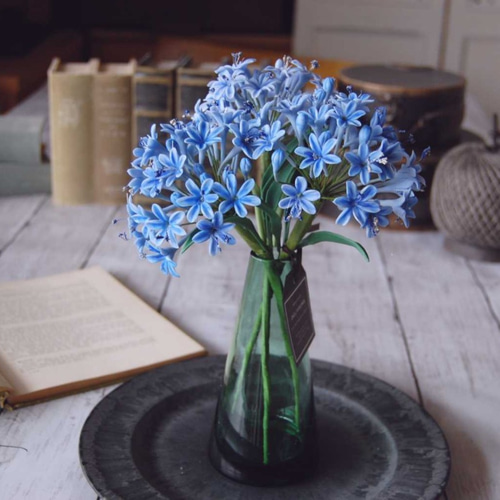 ◇粘土のお花◇ アガパンサスをシンプルグリーンガラスボトルに飾って