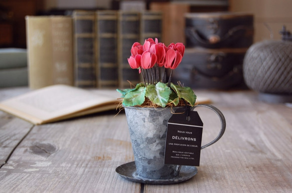 ◆粘土のお花◆　小さなシクラメン　アンティーク　ブリキカップ…　S594 2枚目の画像