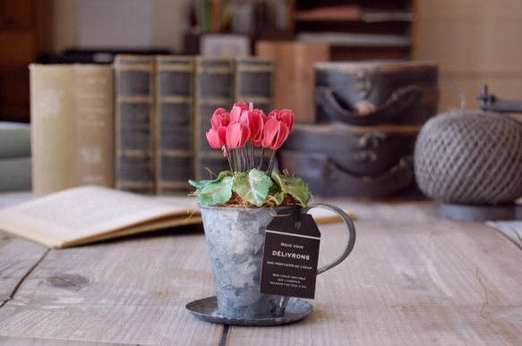 ◆粘土のお花◆　小さなシクラメン　アンティーク　ブリキカップ…　S594 4枚目の画像