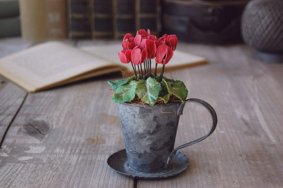 ◆粘土のお花◆　小さなシクラメン　アンティーク　ブリキカップ…　S594 6枚目の画像