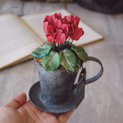◆粘土のお花◆　小さなシクラメン　アンティーク　ブリキカップ…　S594 8枚目の画像