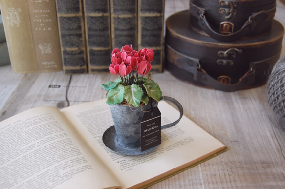 ◆粘土のお花◆　小さなシクラメン　アンティーク　ブリキカップ…　S594 9枚目の画像