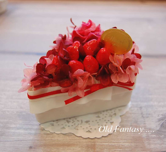 苺とカーネーションのフラワーケーキ　 4枚目の画像