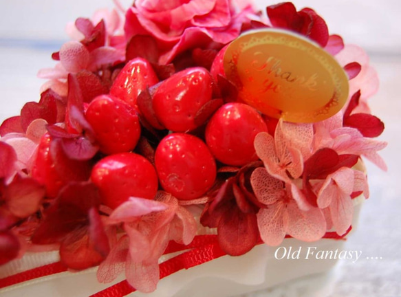 苺とカーネーションのフラワーケーキ　 2枚目の画像