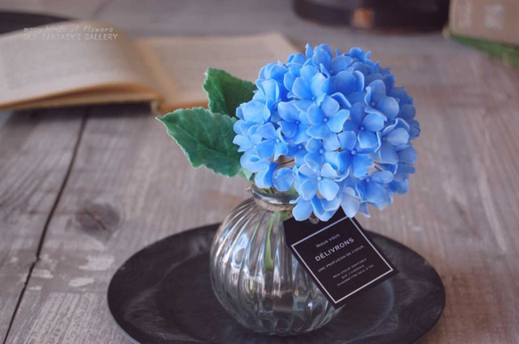 ◆粘土のお花◆　紫陽花をぽってりガラスボトルに飾って・・・ブルー　高さ約16センチ　A392　 9枚目の画像