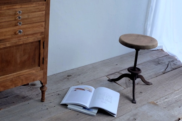 【アンティーク・リメイク家具】美脚なアイアンスツール 10枚目の画像