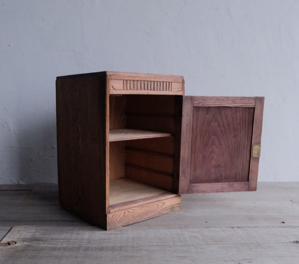 【アンティーク・リメイク家具】小さな道具箱 3枚目の画像