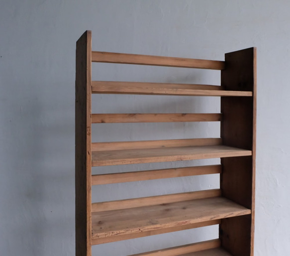 【アンティーク・リメイク家具】すっきりとした本棚 4枚目の画像