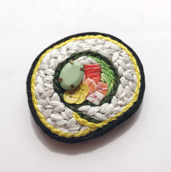 薄焼き玉子巻き寿司ブローチ 1枚目の画像