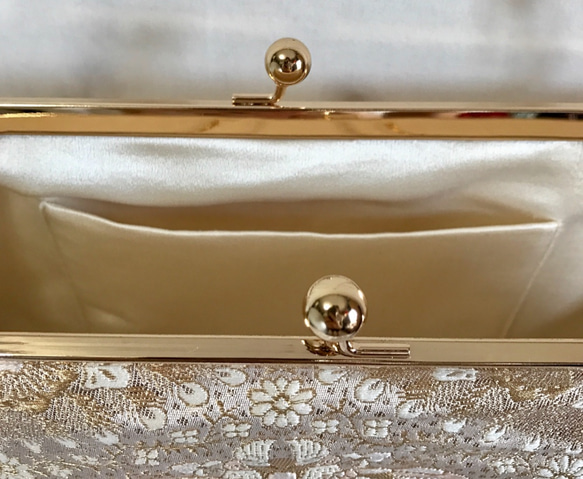 絹帯がま口クラッチバッグ2way ゴールド  × ピンク、白  鳳凰・花   タッセル、チェーン付き 6枚目の画像