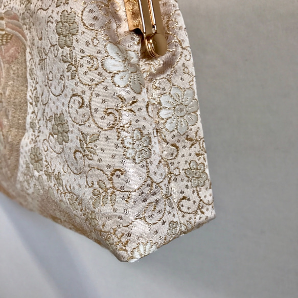 絹帯がま口クラッチバッグ2way ゴールド  × ピンク、白  鳳凰・花   タッセル、チェーン付き 7枚目の画像
