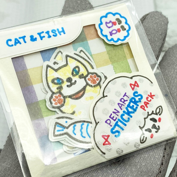 キャット＆フィッシュ(合計5枚入り)キラキラの水玉折り紙にラメペンで猫と魚の絵を描いてシールにしました。 3枚目の画像