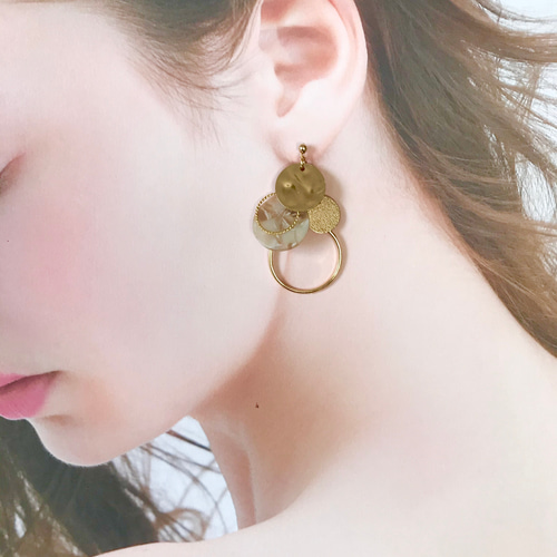 NEW‼︎ アイボリー色×べっ甲のボタン 14kgfスタッドピアス