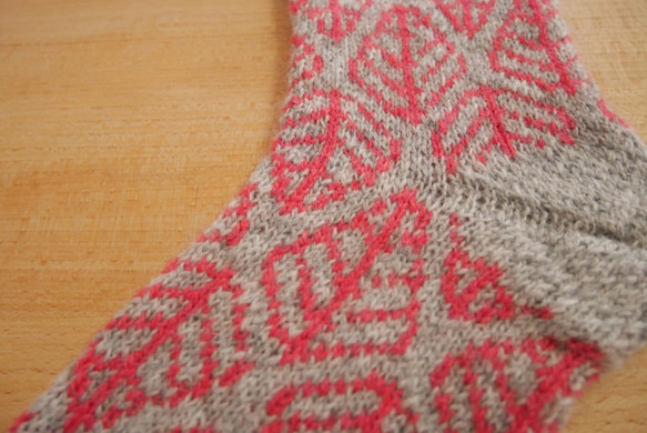 葉っぱ模様の編み込み靴下/ピンク 2枚目の画像