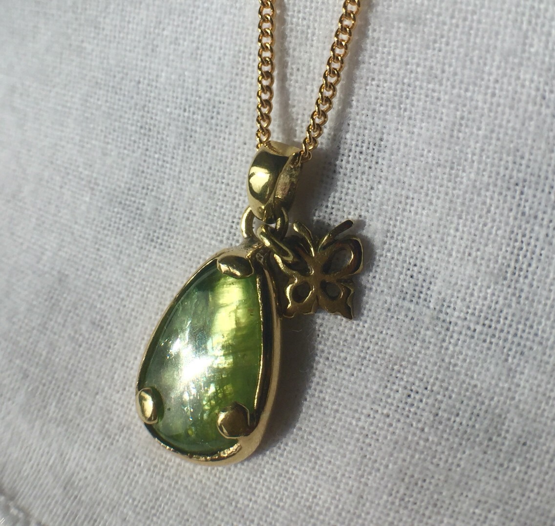 小さな蝶が付いたグリーンカイヤナイトペンダント(送料無料)
