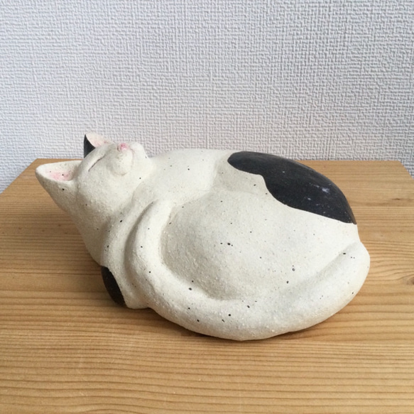 陶器の大きな眠り猫 2枚目の画像