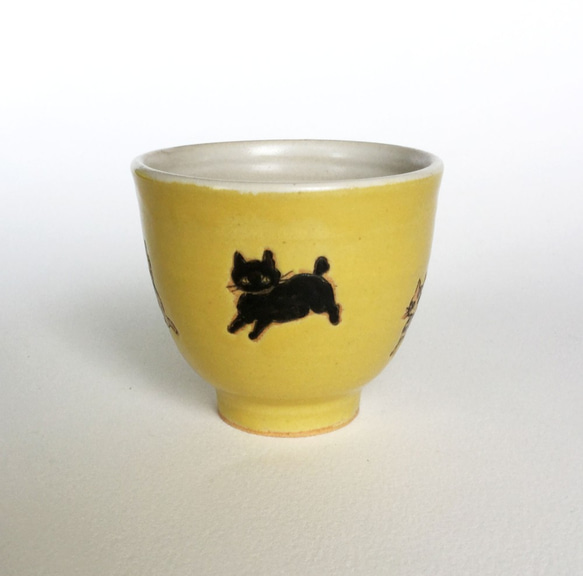 走る猫の黄色いカップ 3枚目の画像