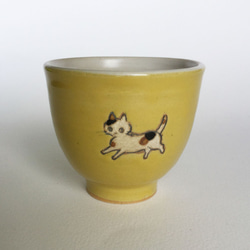 走る猫の黄色いカップ 4枚目の画像