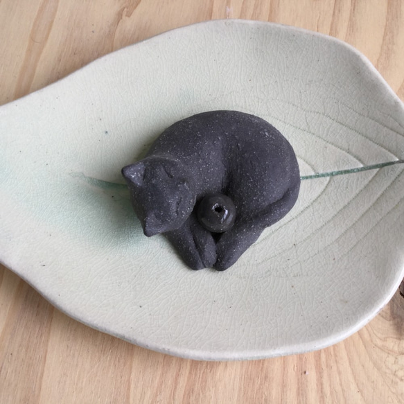 陶器の猫の蚊遣り、おすわり 1枚目の画像