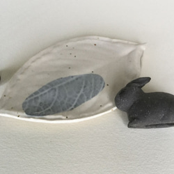 陶器の黒うさぎのお香立て 4枚目の画像