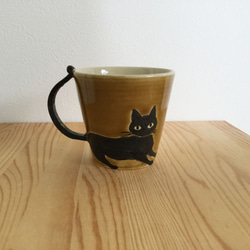 黒猫のマグカップ（黄瀬戸） 1枚目の画像