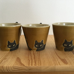 黒猫のマグカップ（黄瀬戸） 3枚目の画像