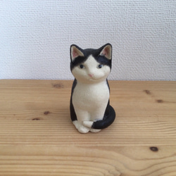 陶器のハチワレの子猫 1枚目の画像