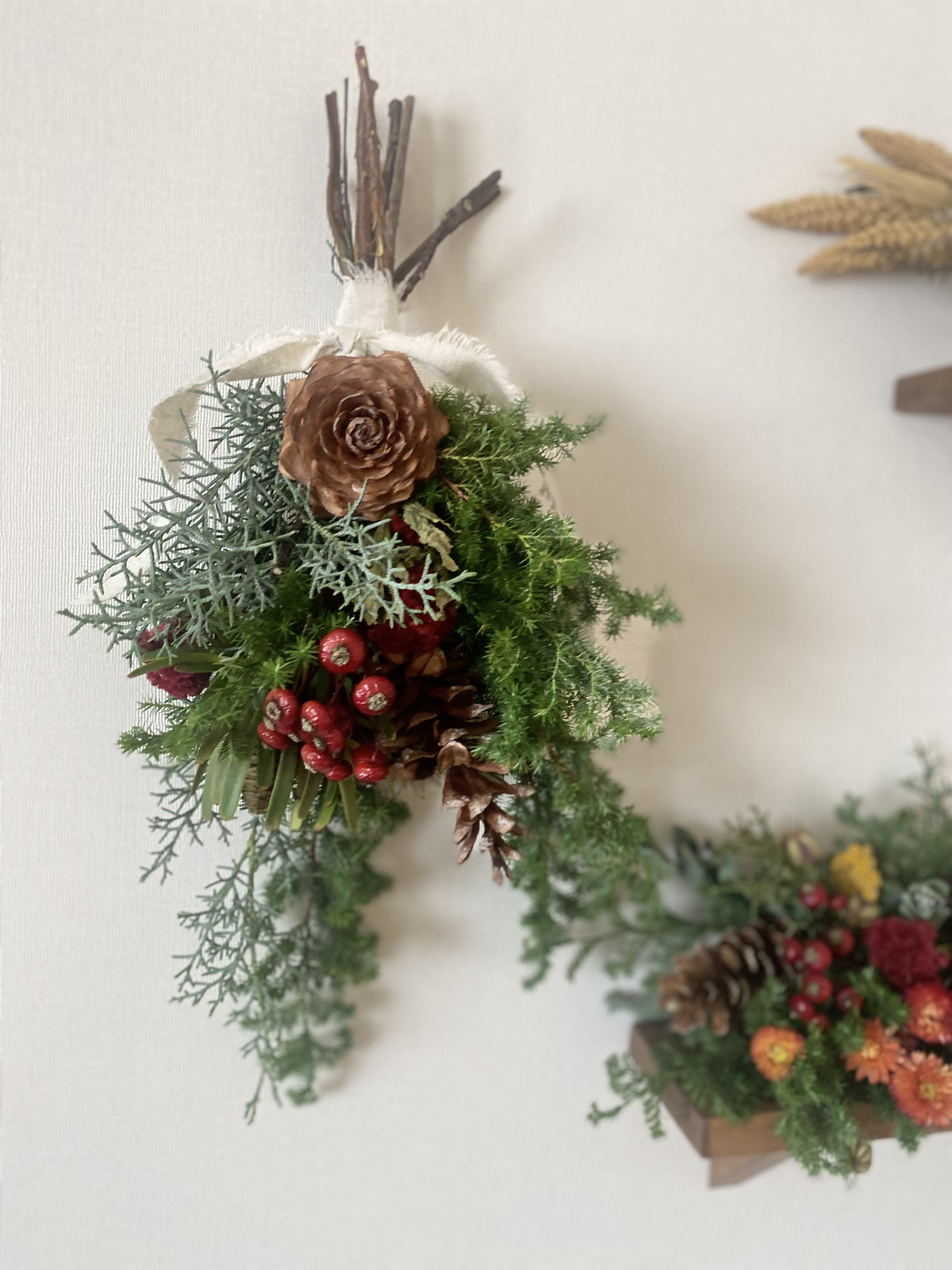 リューカデンドロと針葉樹と赤い実を束ねた冬を彩る クリスマス