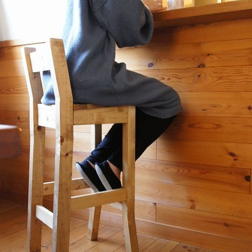 カフェのようなカウンターチェア（背もたれ付）。カウンタースツール