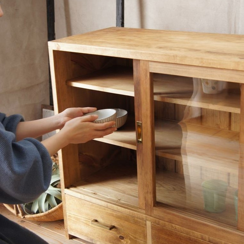M サイズ、レトロな雰囲気ガラス引き戸の棚。引き戸の食器棚。古 M サイズ、レトロな雰囲気ガラス引き戸の棚。引き戸の食器棚。古