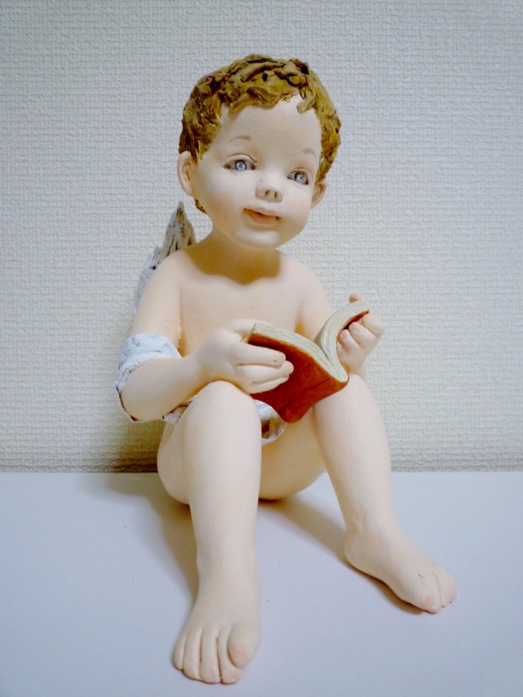 本を読むエンジェル