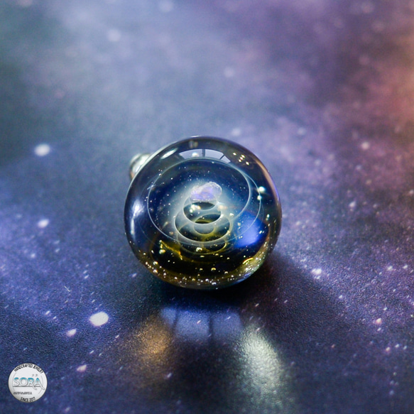 レインボーオパール入り　ゴールドイエローの螺旋の宇宙ペンダント 2枚目の画像